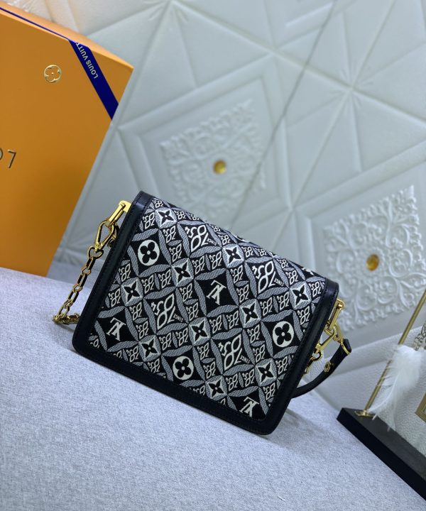 55e1dcd851d84432834c2b4433d8ea94