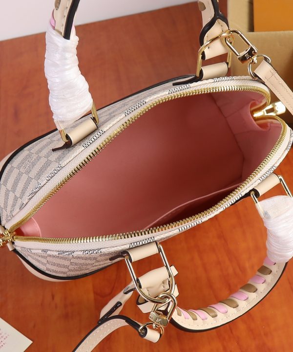 92d8daf7c319446a992fef7bdcc2cee3-1