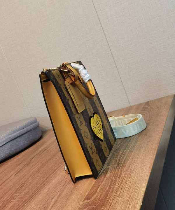 b9f56993bc5540cab86819470cc1e5ff