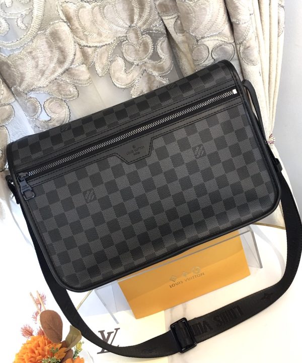 c3b55bdd77ee492bbf69376923615f5e-1