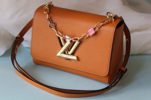 海外発送(10-15日にお届け)  LOUIS VUITTON レディース  バッグ 23x17x9.5CM