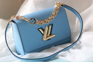 海外発送(10-15日にお届け)  LOUIS VUITTON レディース  バッグ 23x17x9.5CM