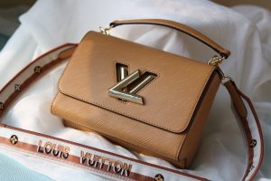海外発送(10-15日にお届け)  LOUIS VUITTON レディース  バッグ 23x17x9.5CM
