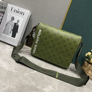 海外発送(10-15日にお届け)  LOUIS VUITTON メンズ バッグ 25 x 22 x 7 CM